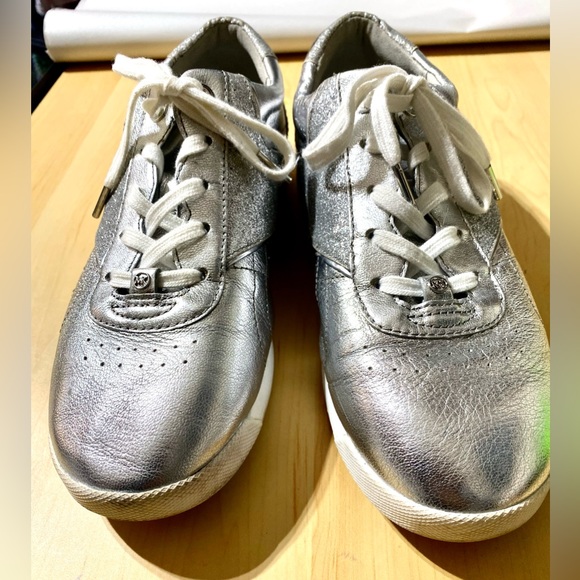 ♦️Michael Kors Women’s Addie lace up Silver Sneakers Size 8.5♦️ - Picture 7 of 14